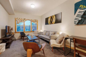 Cityscape Retreat 3BR Haven with Free Parking